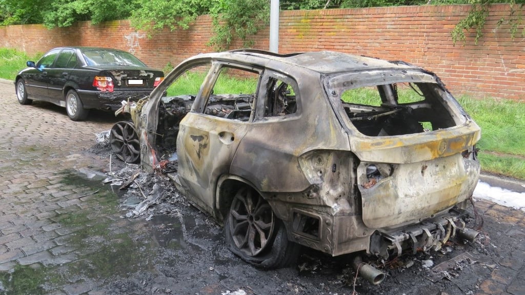 Das Feuer griff auch auf weitere Fahrzeuge über - so wurde ein weiterer BMW ebenfalls beschädigt.