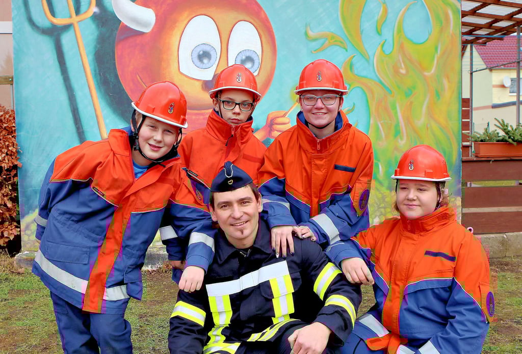Sebastian Müller (Mitte) ist der Stadtjugendwart der Akener Feuerwehr.