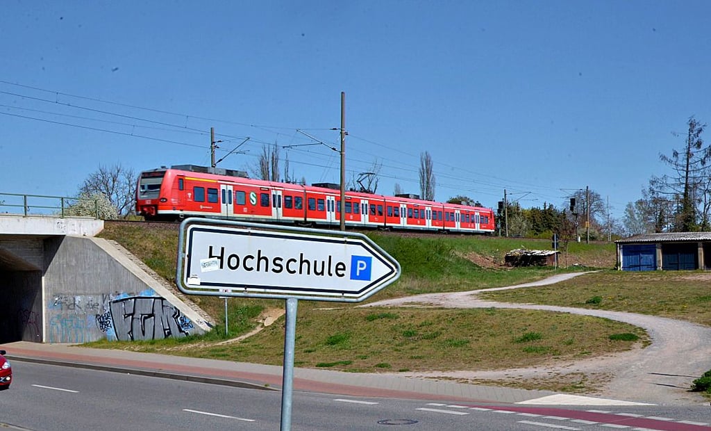 In unmittelbarer Nähe des neuen Bahnhaltepunktes der Hochschule in Stendal sollen Parkplätze entstehen.