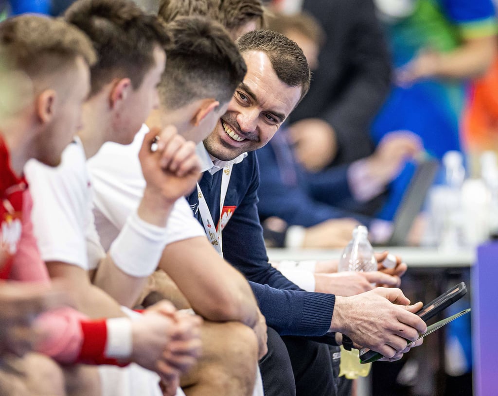 Im Mai 2020 rückte Bartosz Jurecki in den Trainerstab der polnischen Nationalmannschaft auf. Hier sitzt er beim 27:26-Sieg in der EM-Qualifikation vor drei Wochen gegen Slowenien als Co-Trainer auf der Bank und sorgt mit seinem sympathischen Lächeln für gute Laune bei den Spielern.