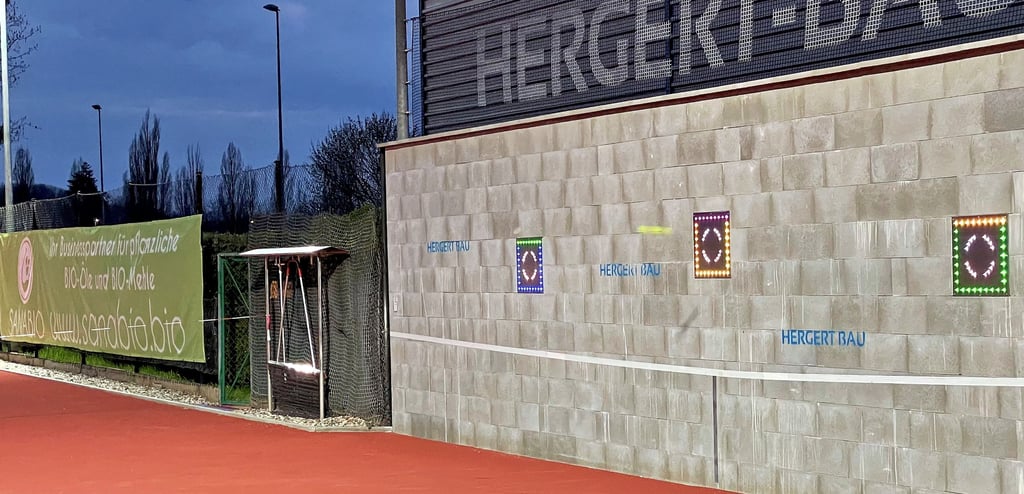 In der Abenddämmerung kommen die LED-Lichter der neuen und bisher einzigartigen Ballwand auf dem Gelände des TC Blau-Weiß Schönebeck richtig zur Geltung.