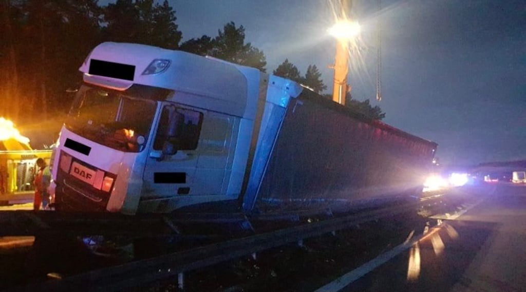 Ein Lkw krachte in der Nacht in der Mittelleitplanke auf der A2 zwischen den Ausfahrten Lostau und Burg-Zentrum.