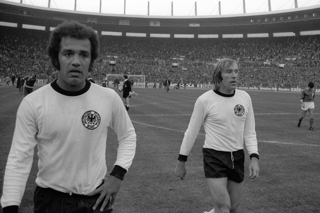 Nationalspieler Erwin Kostedde (l), hier 1975 mit DFB-Legende Günter Netzer.