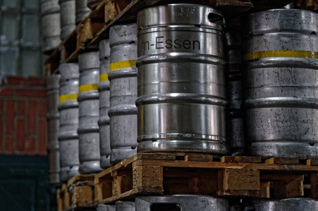 Bierfässer auf einer Palette.