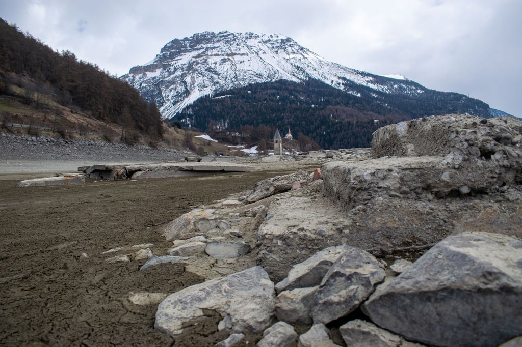 Wegen Instandhaltungsarbeiten wurde Wasser aus dem Reschensee in Graun im Vinschgau abgelassen und sank so tief, dass Ruinen des 1950 gefluteten Dorfes wieder zum Vorschein kamen.