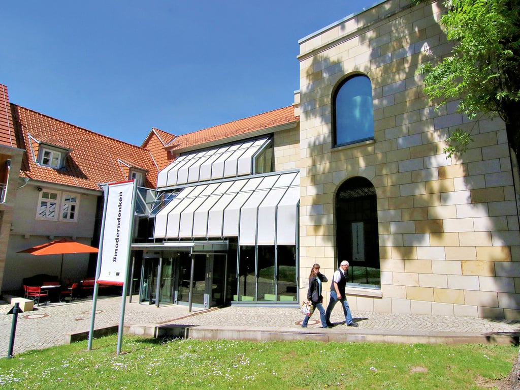 Die Feininger-Galerie in Quedlinburg kann wegen der Inzidenzwerte im Landkreis Harz nicht öffnen. Jetzt gibt es auch noch Kürzungspläne für die Finanzierung.