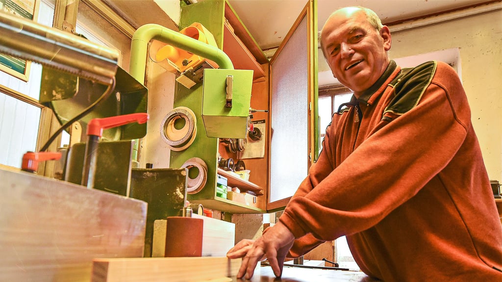 Tischlermeister Hartmut Blödtner muss derzeit behutsam mit dem Holz umgehen. Die Preise dafür sind zuletzt durch die Decke gegangen.