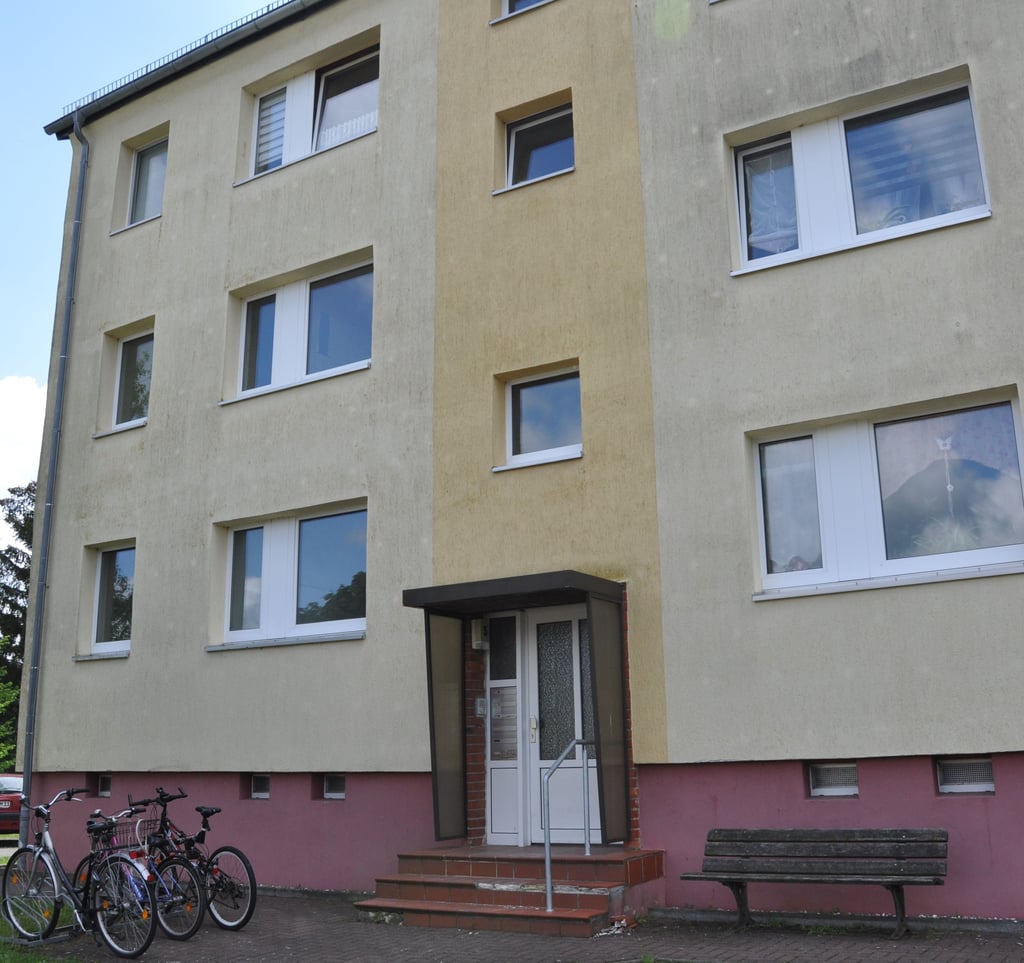 In diesen Wohnblock im Idener Schmiedeweg (links unten) wird die Rettungswache einziehen. Derzeit wird sie modernisiert.