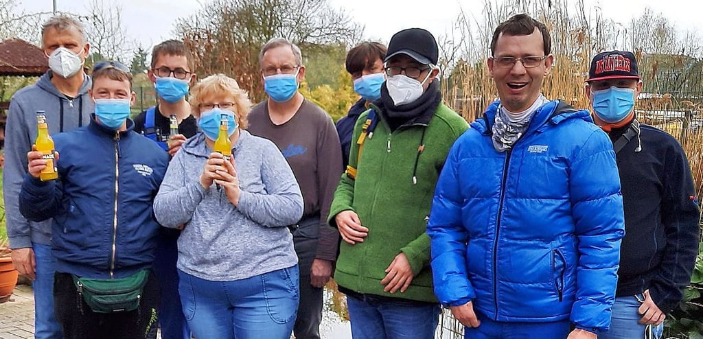 Da war die Freude groß: Je einen Kasten Bionade haben Ronny Berchling aus dem Wohnheim Mieste der Lebenshilfe Altmark West und Franziska Weiser aus dem Wohnheim Etingen der Evangelischen Stiftung Neinstedt gewonnen.
