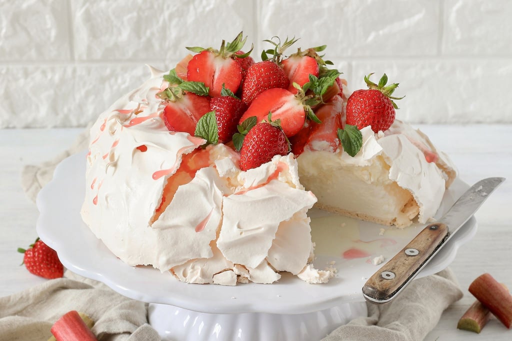 Außen knusprig, innen zart- fluffig: Bei der Pavlova steht Baiser im Mittelpunkt. Klassischerweise wird sie mit Erdbeeren getoppt.