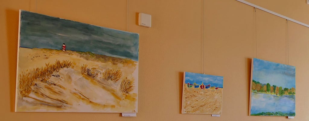 Werke von Friedrich Herrmann, hier Strandlandschaften, hängen in der Parkinson-Station.