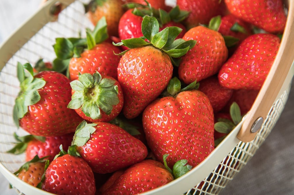 Erdbeeren für den Kuchen sollten möglichst erntefrisch sein. Länger als einen Tag im Kühlschrank aufbewahrt, verlieren die Früchte nicht nur an Vitamin C, sondern auch an Geschmack.
