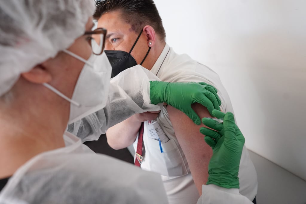 Ein Anwalt aus Niedersachsen holt sich rechtlichenb Beistand, um seiner Zweitimpfung gegen das Corona-Virus doch noch in Magdeburg zu erhalten.