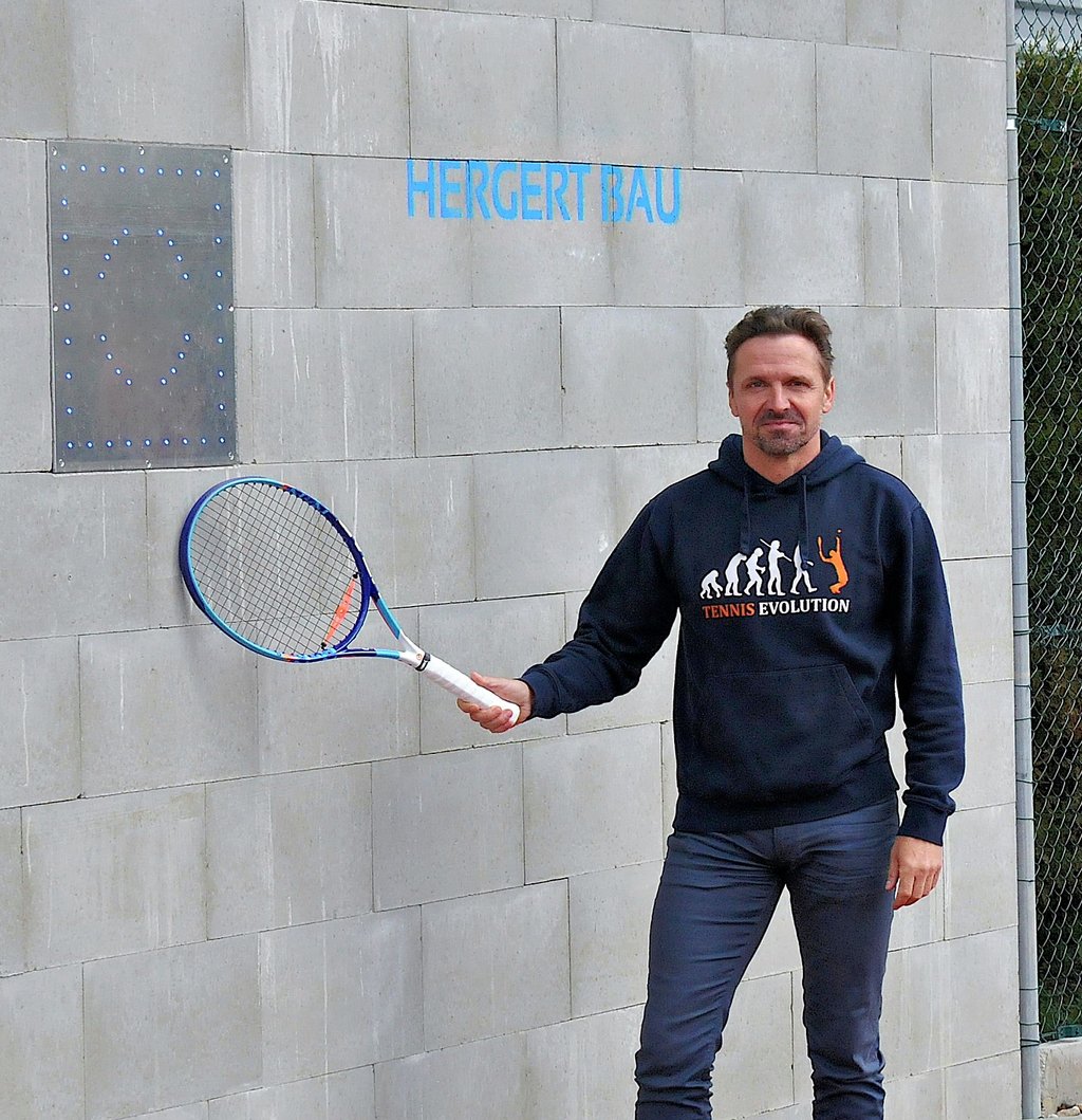 Marko Bittersmann vom TC Blau-Weiß Schönebeck vor der neuen Ballwand. Die LED-Lichter sind auch am Tag bestens zu erkennen.