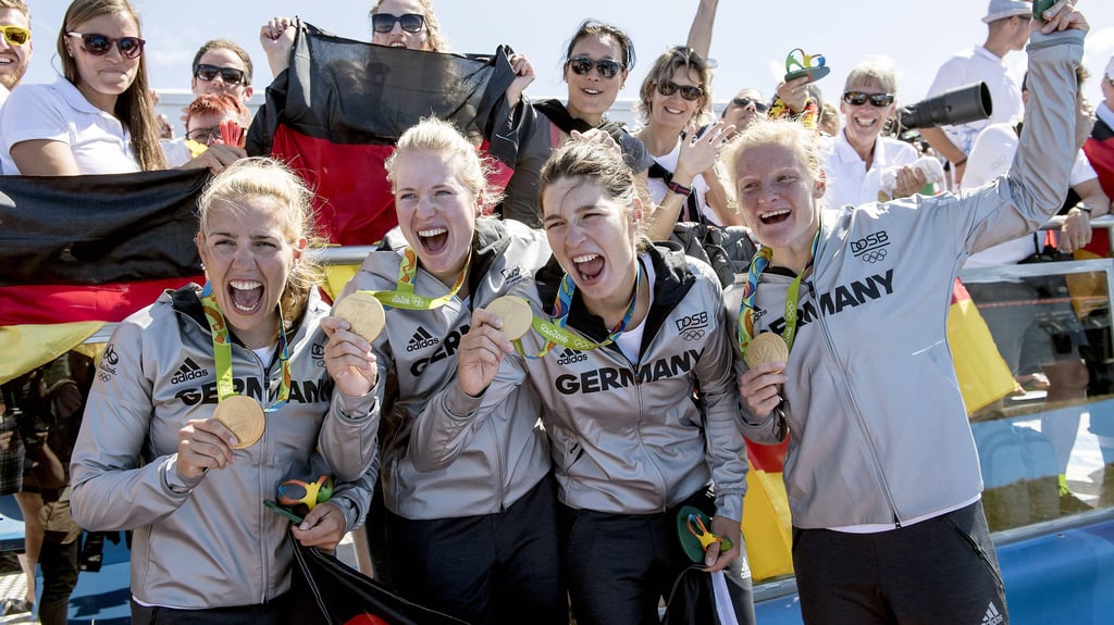 Julia Lier (Zweite v.l.) freut mit sich ihren Bootskolleginnen über Olympia-Gold in Rio. Das war der jüngste große Erfolg für die Ruderhochburg Halle.