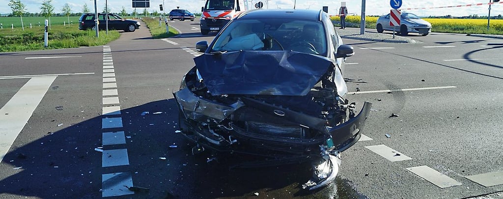 Bei dem Unfall wurden drei Personen schwer verletzt. Ein Hund starb.