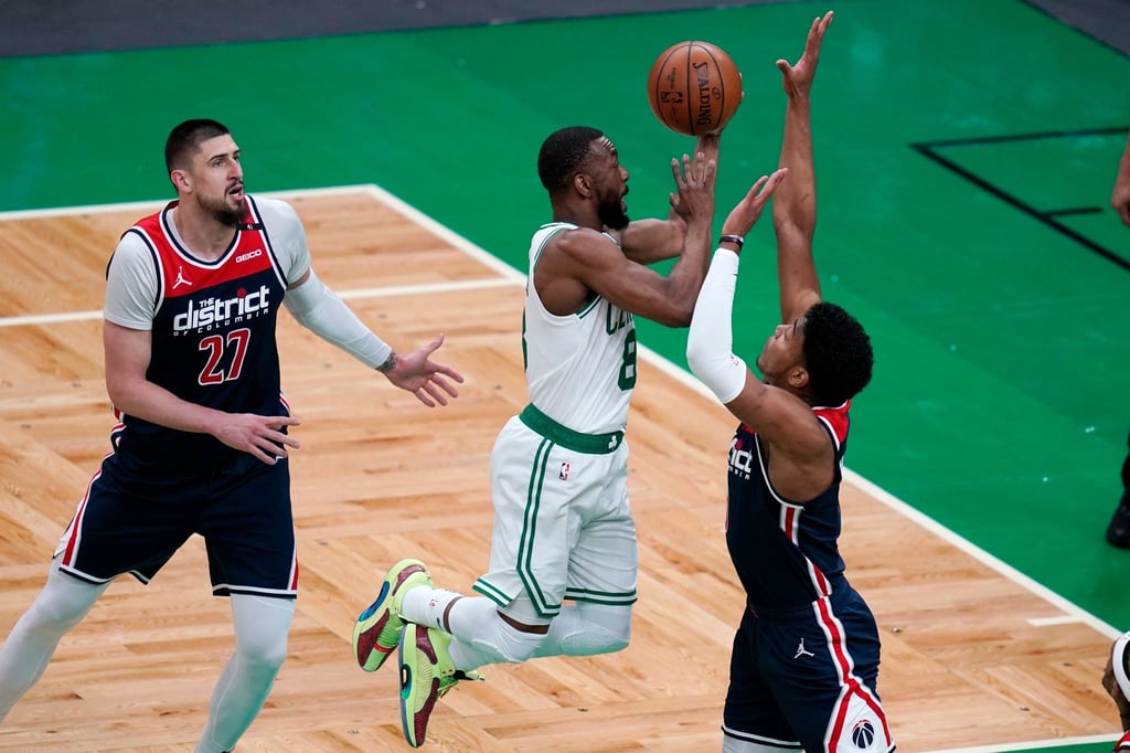 Kemba Walker (M) von den Boston Celtics zieht gegen Washingtons Rui Hachimura (r) zum Korb.