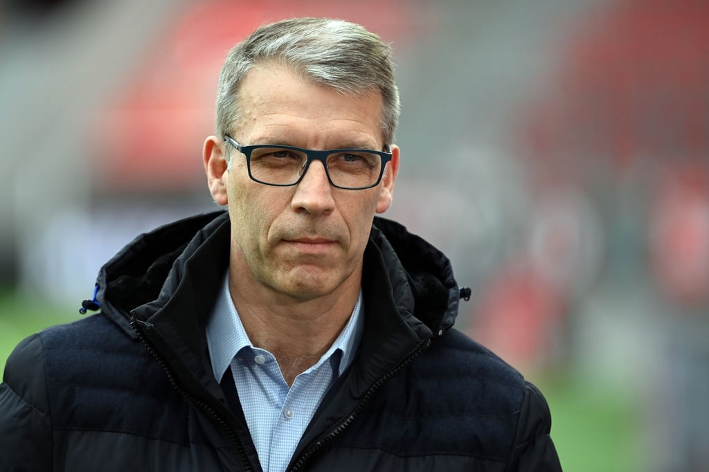 Peter Knäbel stellt den Schalke-Kader neu auf.