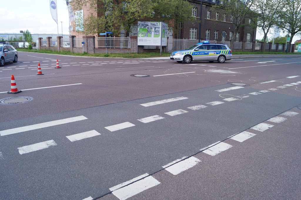 Auf der Kreuzung zur B100 waren die Fahrzeuge miteinander kollidiert.