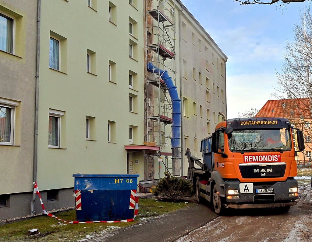In der Albert-Schweitzer-Straße 18 bis 24 baut die Weißenfelser Wohnungsbaugenossenschaft Aufzüge ein.