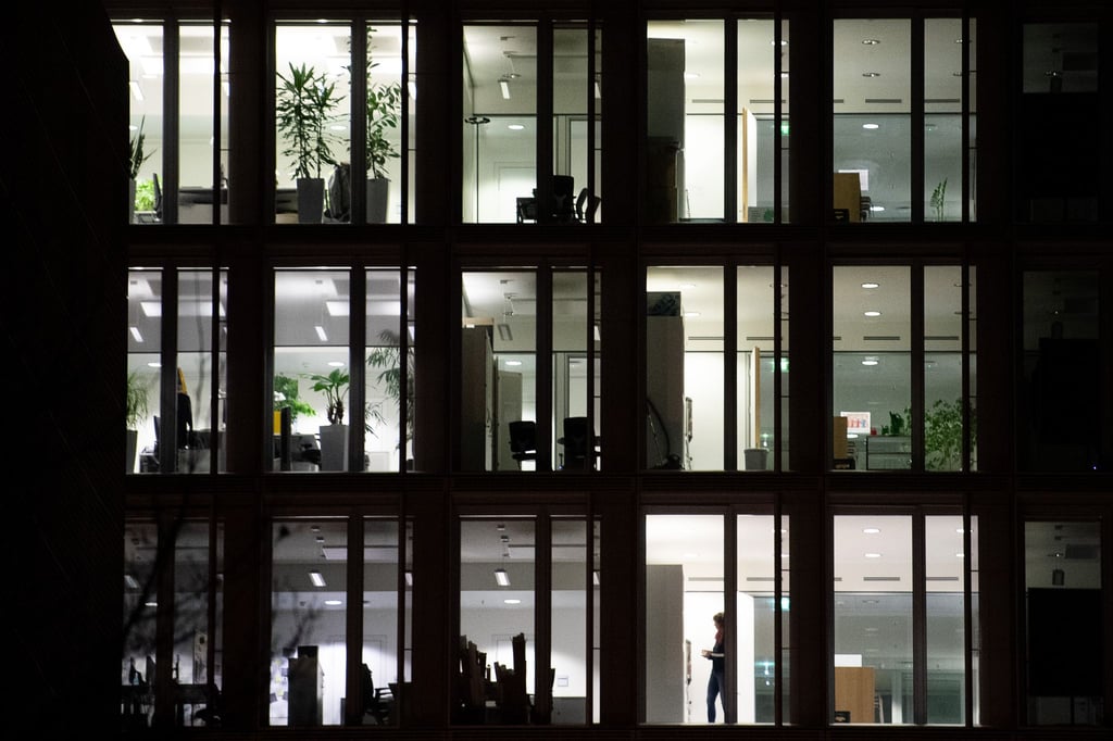 Licht leuchtet in einem Bürogebäude. Trotz Pandemie wurden im vergangenen Jahr 1,67 Milliarden Überstunden geleistet.