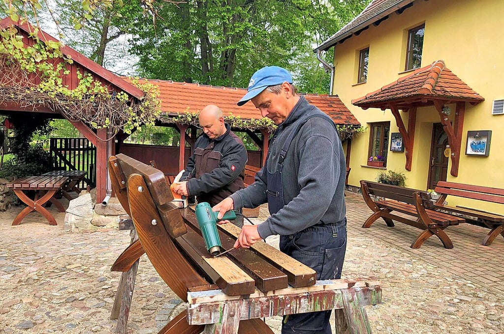Anstatt Gäste zu bewirten, geht Inhaber André Erpel (links) jetzt dem Hausmeister Peter Springer zur Hand.