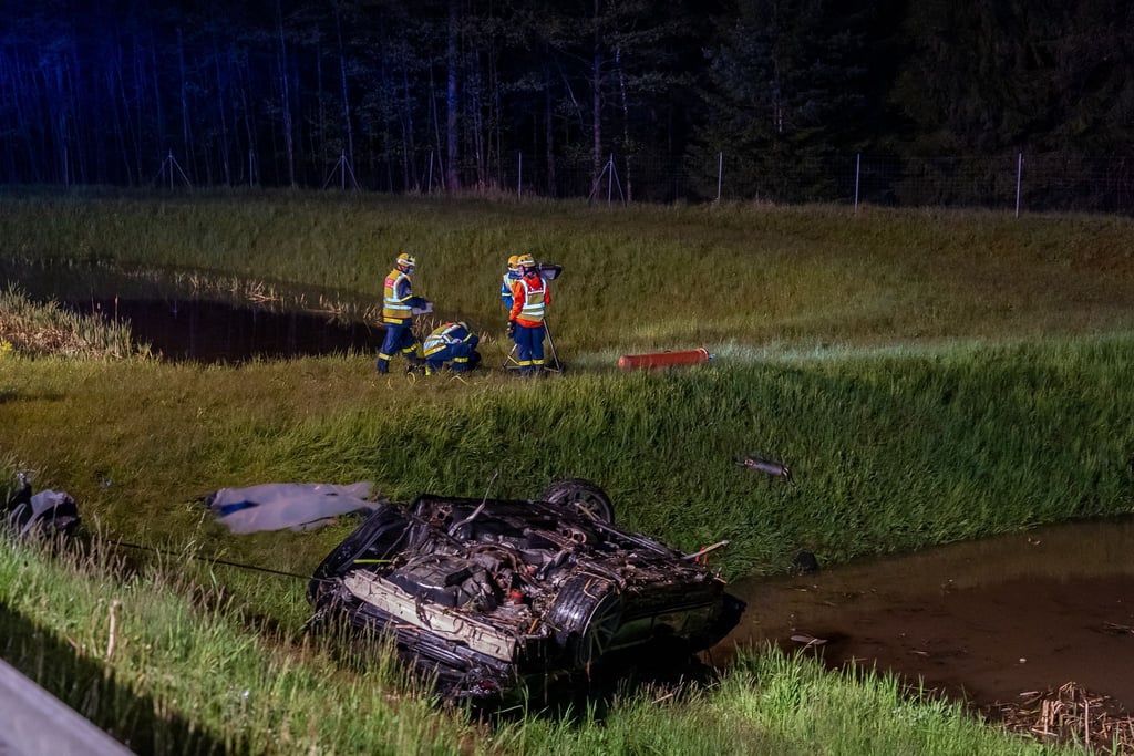 Einsatzkräfte der Feuerwehr am Unfallort an der A72, wo sich ein Auto mehrfach überschlagen hat.