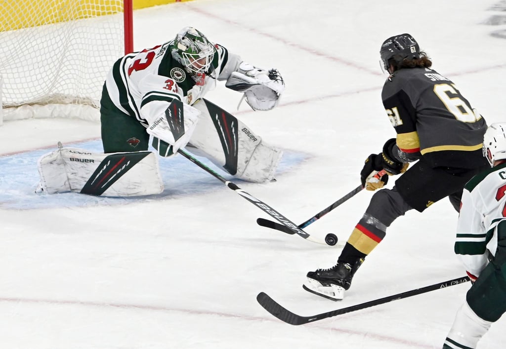 Minnesota-Goalie Cam Talbot versucht den Schuss von Mark Stone von Vegas Golden Knights abzuwehren.