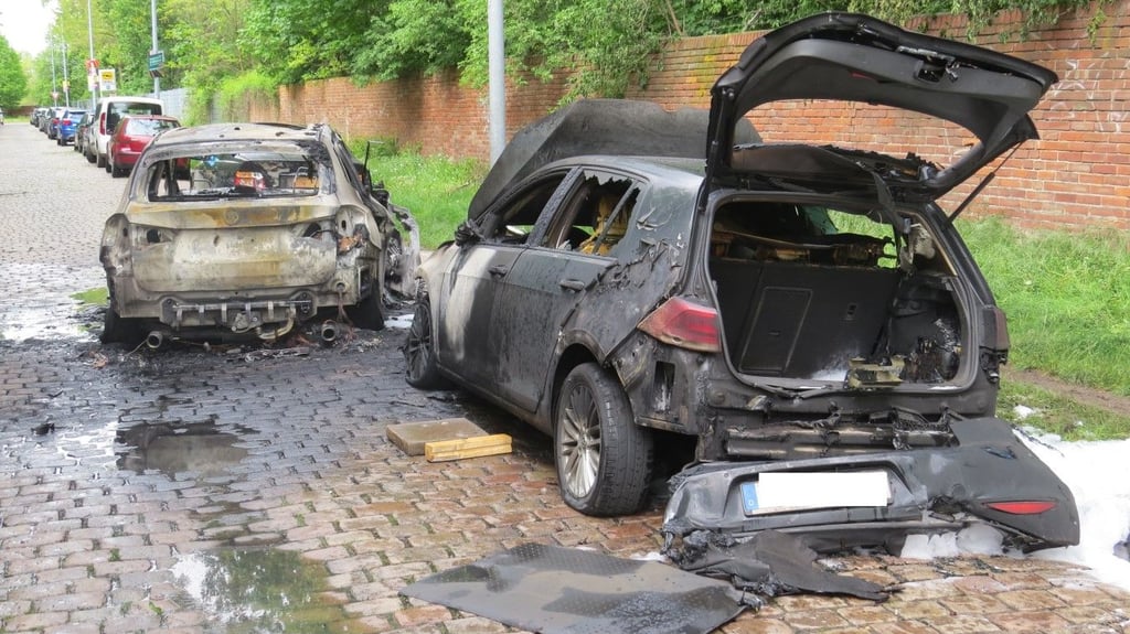 Ein BMW und ein VW brannten am Dienstagnachmittag in Magdeburg-Sudenburg vollständig aus.