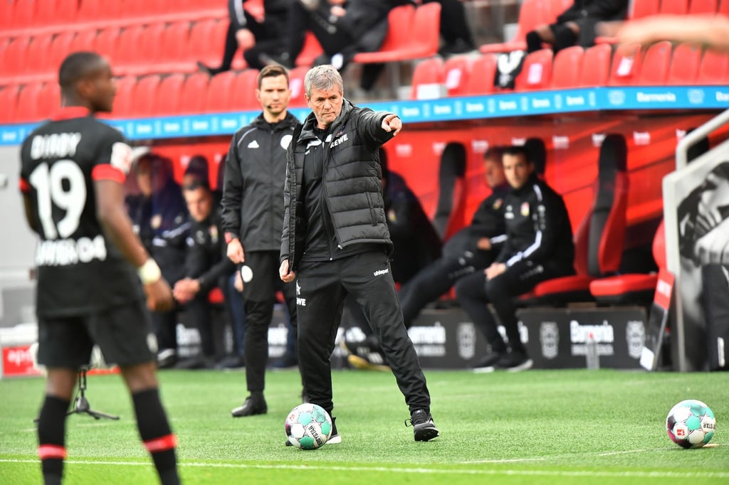 Unter Trainer Friedhelm Funkel (M.) hat der 1. FC Köln von fünf Spielen nur zwei verloren.