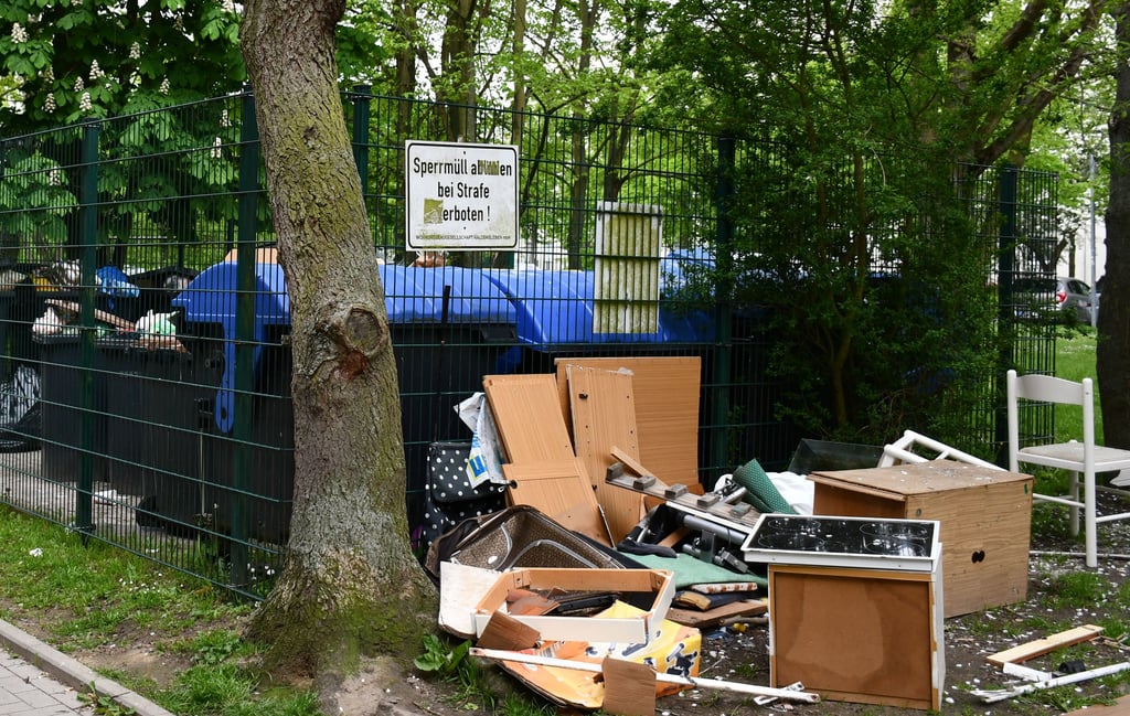 Verdreckte und vermüllte Abfallboxen sowie Sperrmüll sind auf dem Süplinger Berg für die Anwohner trauriger Alltag.