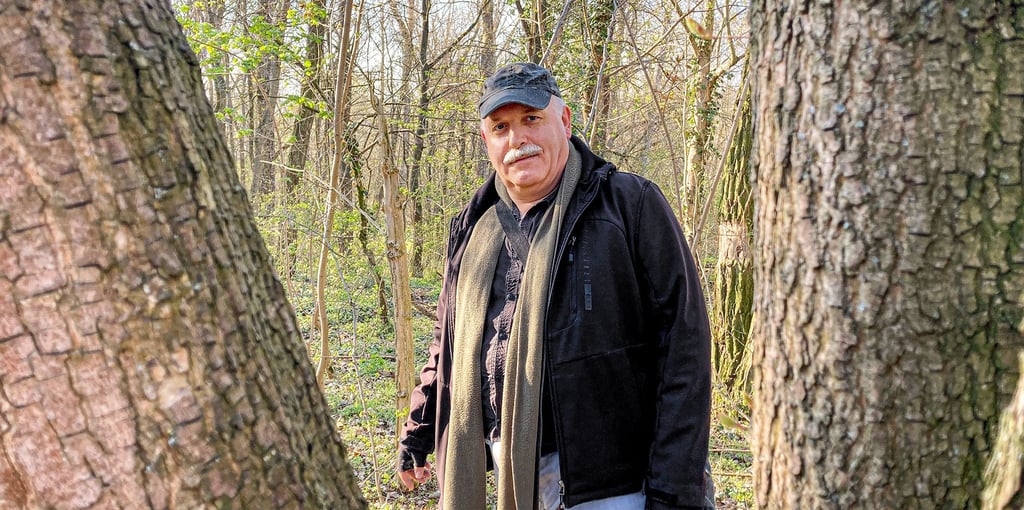 Andreas Liste führt zum Tag des Baumes eine Exkursion durch das Trothaer Wäldchen.