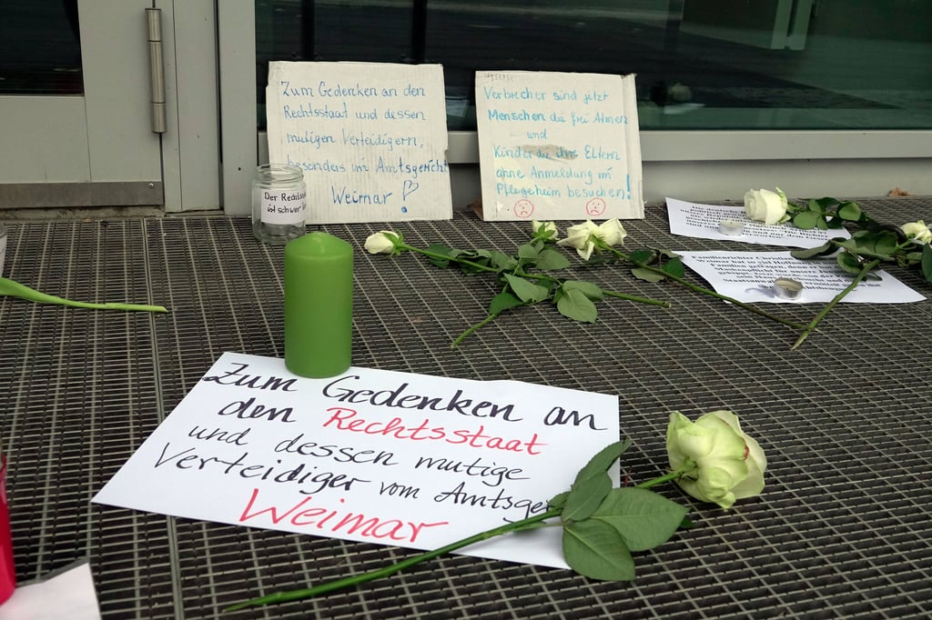 Nach den Ermittlungen gegen einen Richter aus Weimar wegen Rechtsbeugung protestierten am 1. Mai zahlreiche Querdenken-Anhänger.