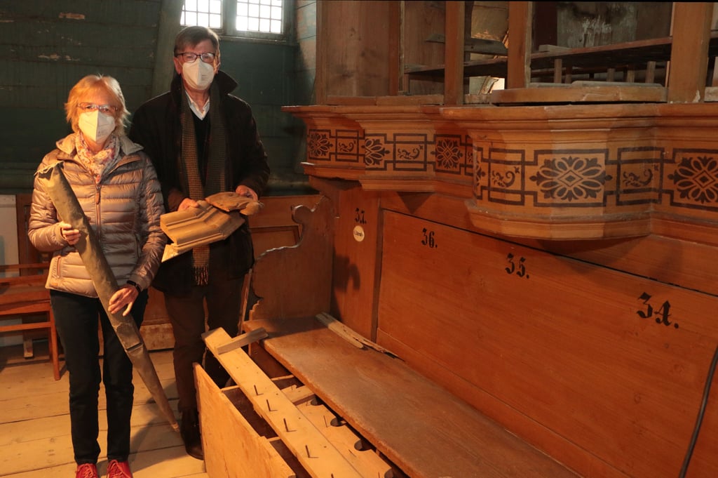Christine Schmidt und Reinhard Nehring vom Gemeinekirchenrat präsentieren eine originale Prospektpfeife und Teile des ursprünglichen Prospekts.