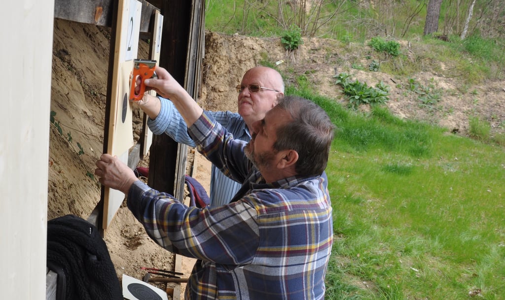Günter Drehn (im Vordergrund) und Ulrich Bauer befestigen auf dem Schießstand der Osterburger Gilde Zielscheiben auf neuen Unterlagen.