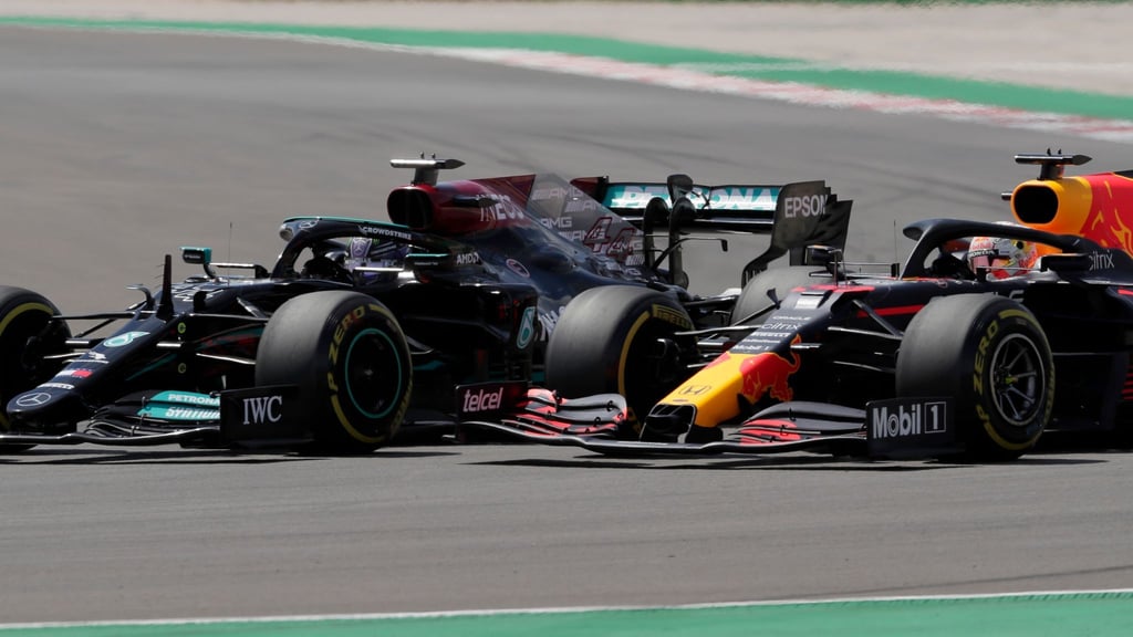 Lewis Hamilton (l) im Duell mit Max Verstappen.