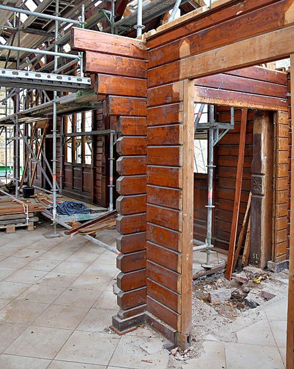Ein kleiner Teil der Wände im Inntern der Stabkirche steht noch.