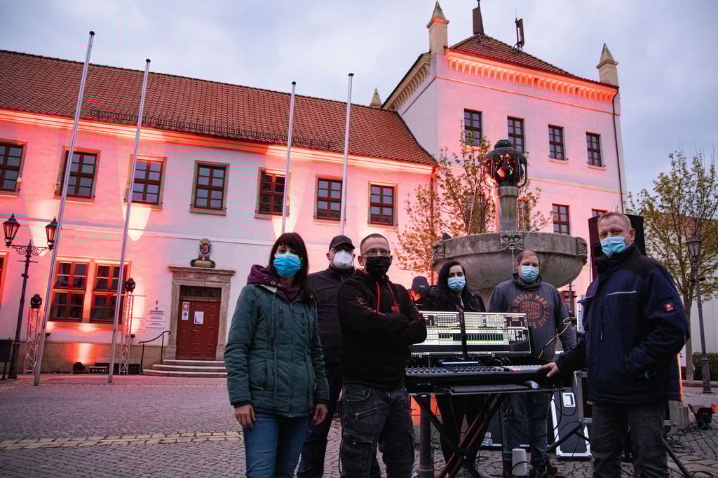 Akteure der Veranstaltungsbranche tauchten das Rathaus am Freitag in rotes Licht, um auf ihre Situation aufmerksam zu machen.