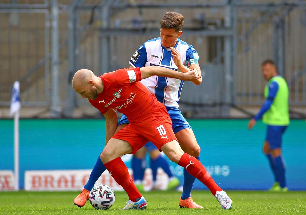 Nach anfänglichen Problemen mit der Kapitänsbinde am Arm ist Tobias Müller (hinten) ? wie hier im Zweikampf mit dem Zwickauer Manfred Starke ? beim FCM wieder ein Fels in der Brandung.