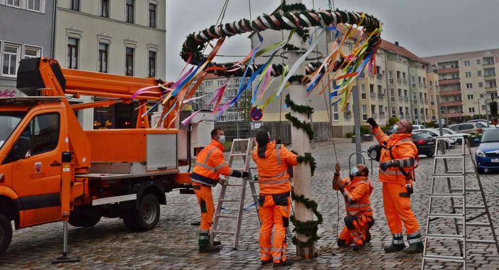 Was sonst die Zerbster Feuerwehr mit Trommelwirbel erledigt wird, wurde am 30. April, wie schon im vergangenen Jahr, von den Bauhofmitarbeitern übernommen.