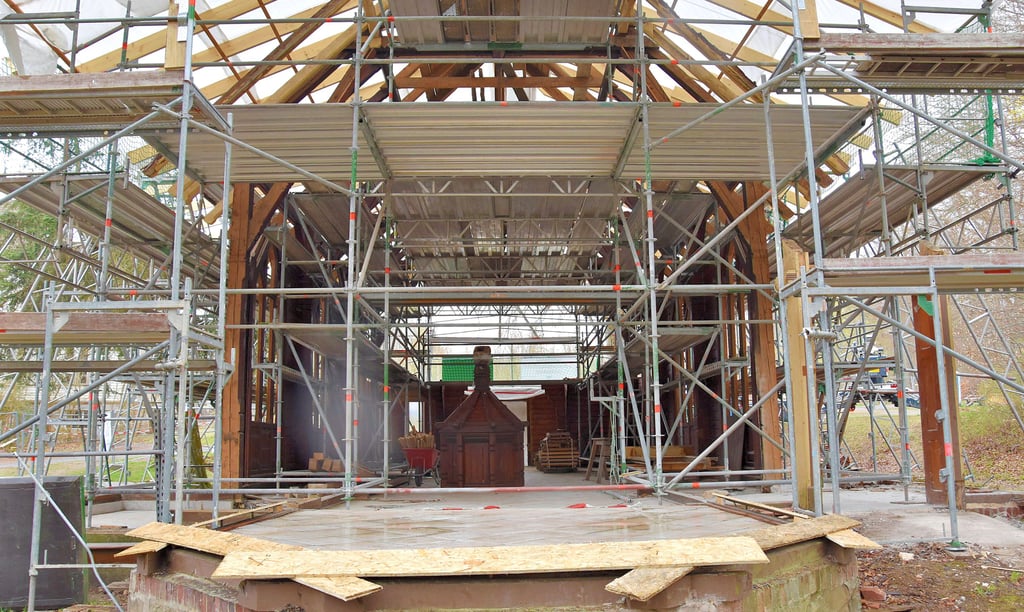 Der Chorraum der Stabkirche Stiege ist bereits vollständig abgebaut. Im Inneren steht die Kanzel, die abtransportiert werden soll, sobald Wände und Dachkonstruktion so weit zurückgebaut sind, dass ein Kran das Bauteil herausheben kann.