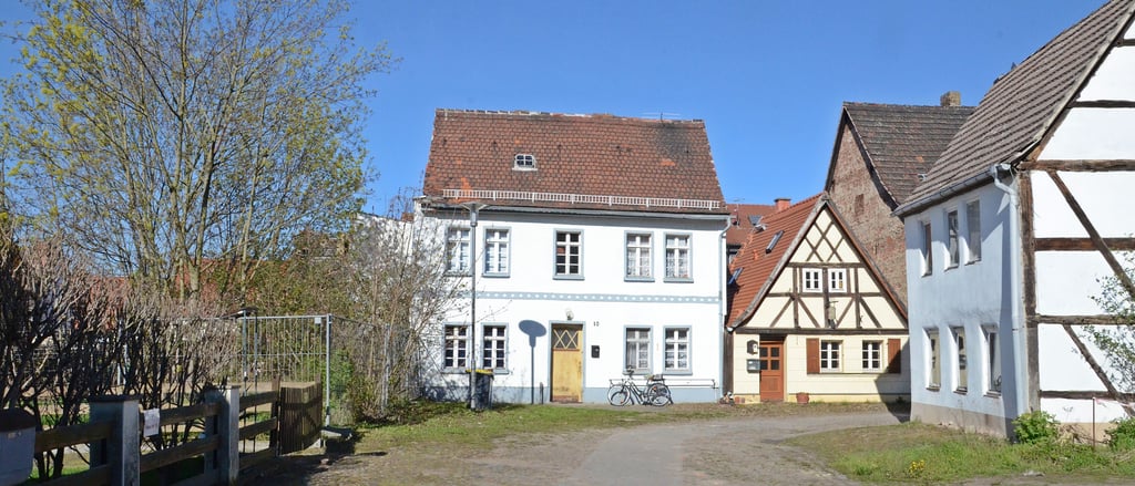 Der Große Klosterhof mit dem Kleinsten Haus von Zerbst heute. Die Straßen und Wege dem Großen Klosterhof sollen in Kürze saniert werden.