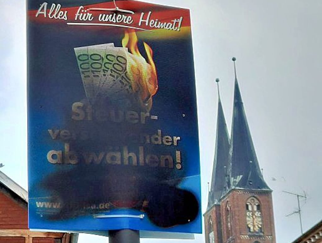 Unbekannte haben AfD-Wahlplakate in Stendal bis zur Unkenntlichkeit beschmiert. Foto: Mike Kahnert