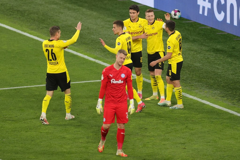 Halbfinale im Signal Iduna Park zwischen Dortmund und Holstein Kiel.