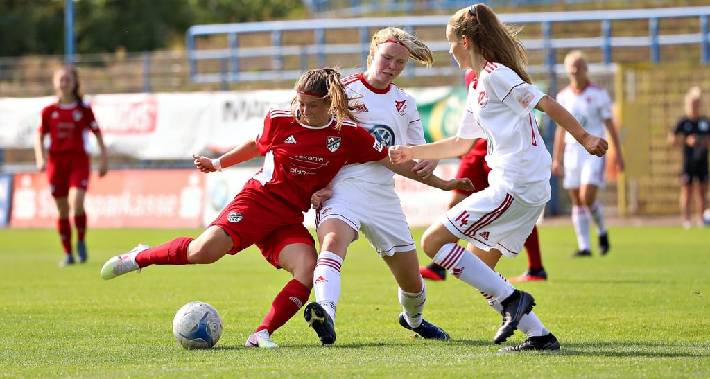 Für Neele Abraham (links) und die B-Juniorinnen des Magdeburger FFC ist die zweite Spielzeit in Folge frühzeitig beendet worden. Das macht den bervorstehenden Übergang zu den Damen umso schwieriger.