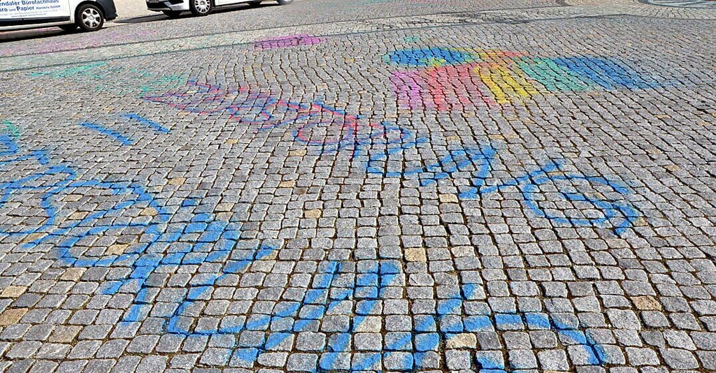 So sah der Marktplatz vor der Putzaktion von Fridays for Future aus. Die Farbe konnte nicht komplett entfernt werden.
