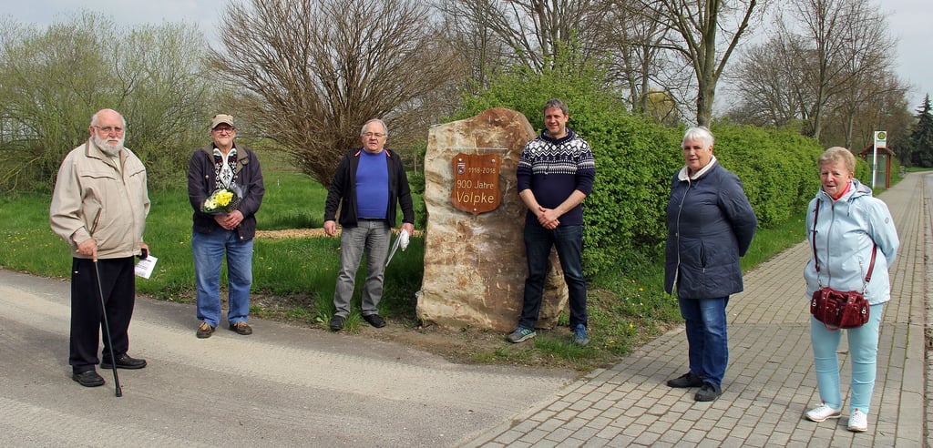 Enthüllung im kleinen Rahmen: Am Sonnabend präsentierten Vertreter der Gemeinde und des Heimatvereins die neue Gedenktafel am Bürgerpark. Von links: Otto Siebert, Bernhard Orzel, Ralf Scherer, Kai Bögelsack, Hannelore Bienias und Ute Scherer.
