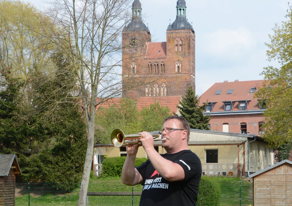Sven Peuker, der in Seehausen seit vielen Jahren bei den Oldies und beim Männerchor den Taktstock schwingt, spielte unter anderem im Grünen am Umfluter Frühlingslieder. Auch er bedauert, dass das Frühlingssingen wieder ausfiel und damit auch kein Geld für einen guten Zweck gesammelt werden konnte.
