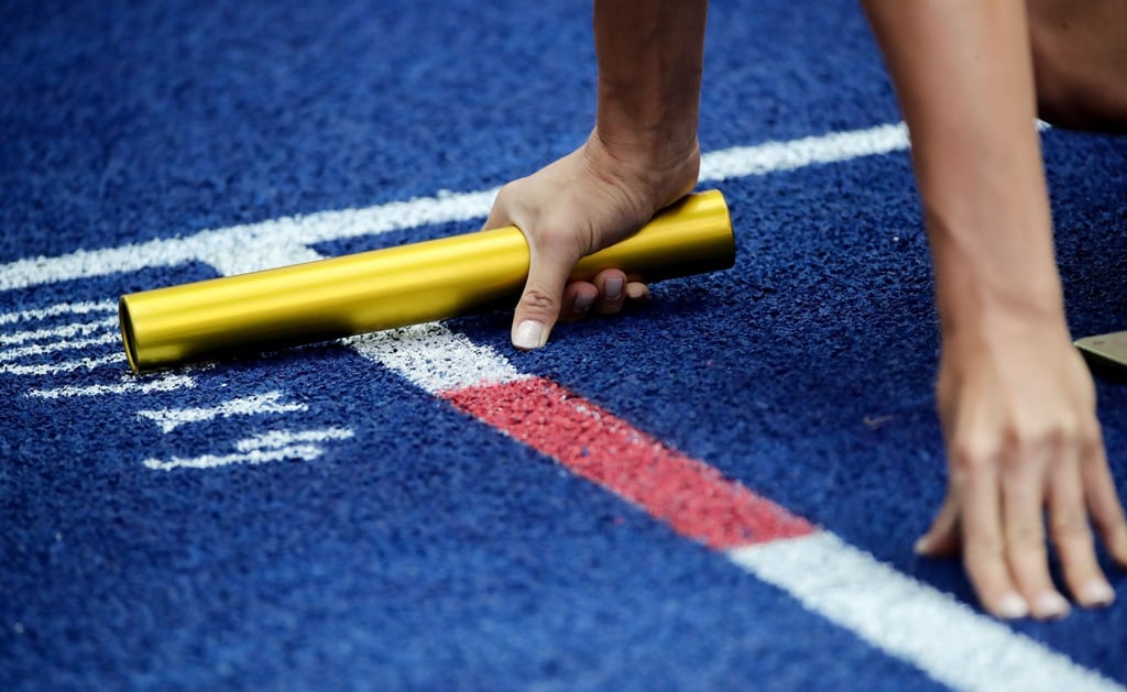 Eine Athletin wartet mit dem Staffelstab auf den Start. Zwei DLV-Staffeln haben in Polen das Olympia-Ticket gelöst. (Symbolbild)