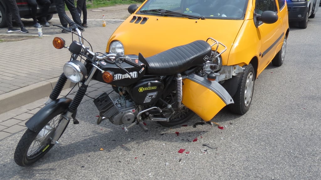Die Simson und der Renault erlitten durch die Kolission Schäden.